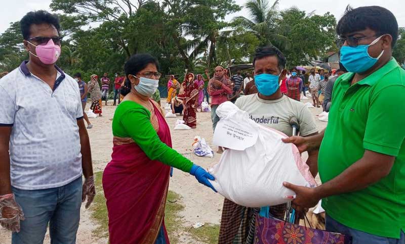 করোনা ও ঘূর্ণিঝড় দুর্গতদের মাঝে এমপি গ্লোরিয়ার ঈদ উপহার