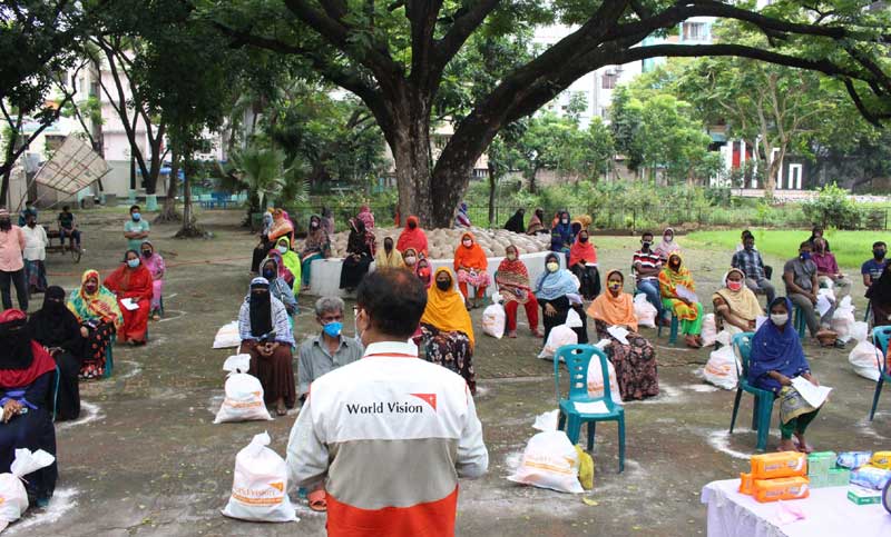 মিরপুরে দরিদ্রদের মাঝে স্বাস্থ্য সুরক্ষা সামগ্রী বিতরণ