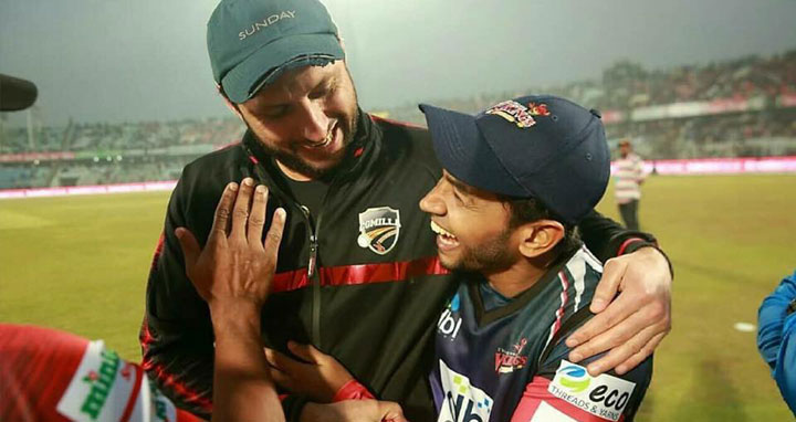 ১৭ লাখ টাকায় মুশফিকের ব্যাট কিনলেন আফ্রিদি