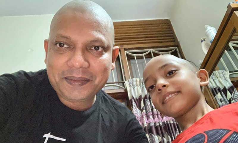 সেলুনে না গিয়ে বাসায় মাথা ন্যাড়া করলেন পলক