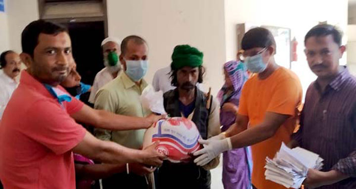সুনামগঞ্জে অসহায়দের মাঝে প্রধানমন্ত্রীর উপহার সামগ্রী বিতরণ করেন মেয়র