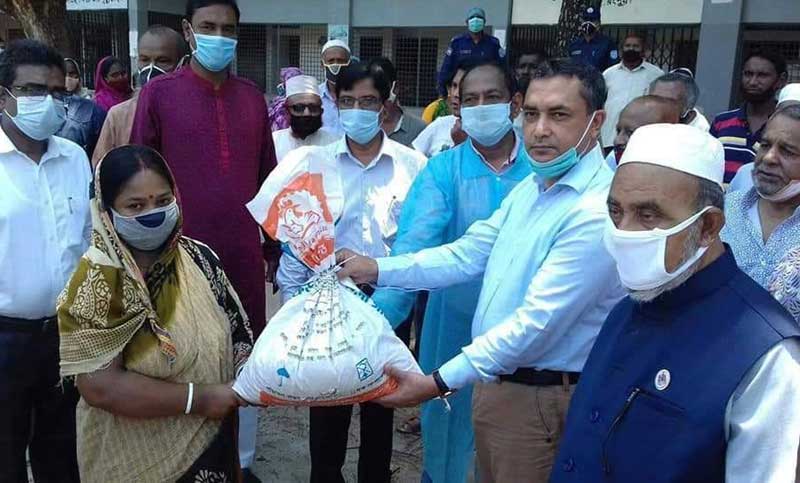 স্পিকারের পক্ষ থেকে ত্রাণ বিতরণ