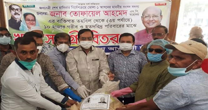 ভোলায় তোফায়েল আহমেদ এর পক্ষে খাদ্য সহায়তা প্রদান