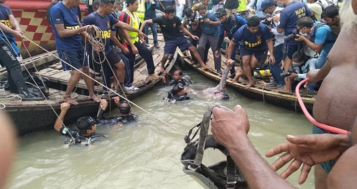 বুড়িগঙ্গায় লঞ্চডুবি : দ্বিতীয় দিনের উদ্ধার অভিযান চলছে