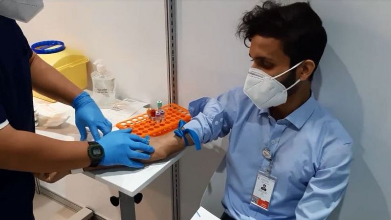 আবুধাবীতে করোনার টিকা নিলেন বাংলাদেশি তরুণ