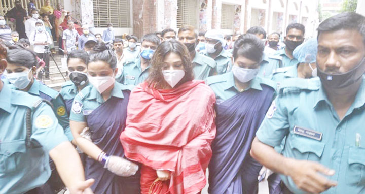 গোয়েন্দা কার্যালয়ে সাবরিনাকে জিজ্ঞাসাবাদ করছে ডিবি