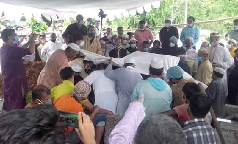 বনানীতে মায়ের কবরে সমাহিত হলেন সাহারা