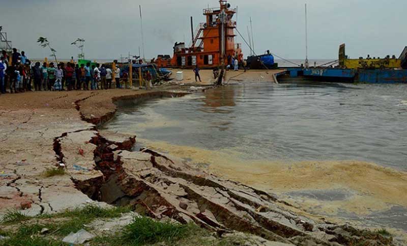 পদ্মার তীব্র ভাঙন, শিমুলিয়া ফেরিঘাট বন্ধ