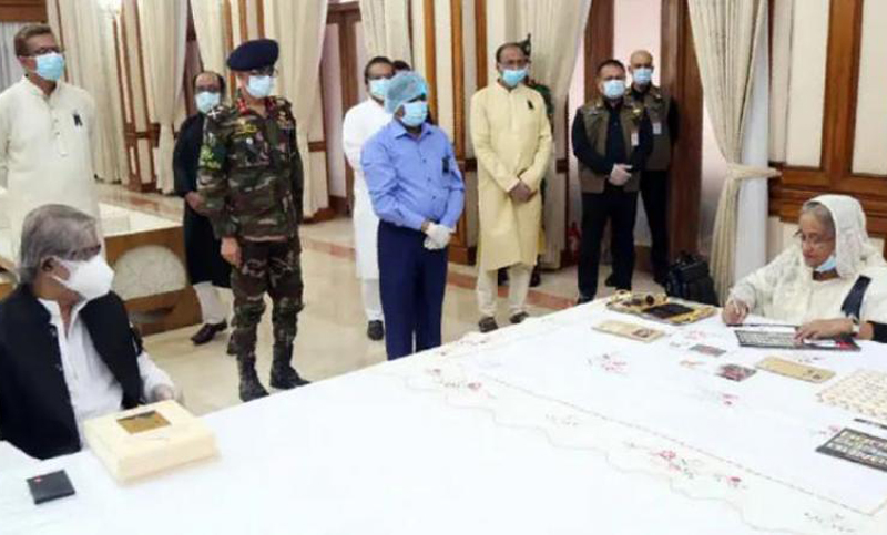 ডাক বিভাগের মহাপরিচালকের বরখাস্ত চেয়ে আইনি নোটিশ