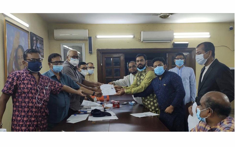 ঢাকা-১৮ উপনির্বাচনে মনোনয়ন জমা দিলেন এম এ রাজ্জাক খান রাজ