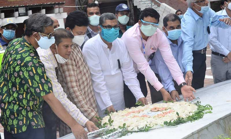 জাতির পিতার সমাধিতে নতুন লেজিসলেটিভ সচিবের শ্রদ্ধা