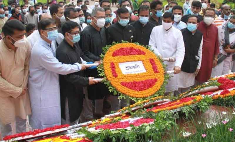 ফুলে ফুলে ভরল জাতীয় কবির সমাধি