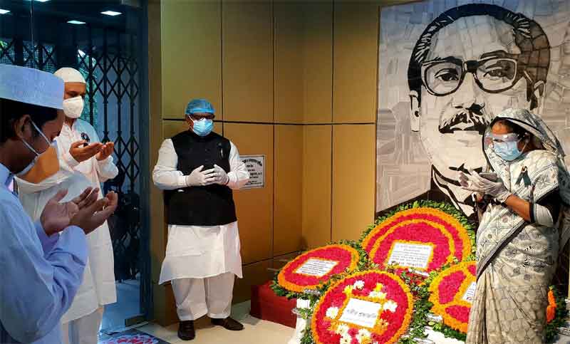 বঙ্গবন্ধুর প্রতিকৃতিতে খাদ্যমন্ত্রীর শ্রদ্ধা