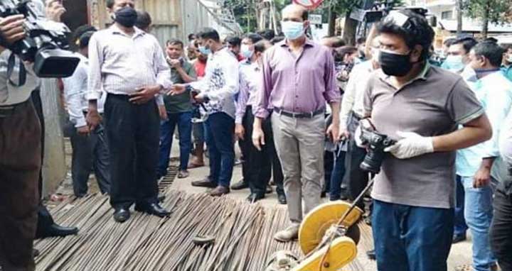 ফুটপাতে রাখা নির্মাণসামগ্রী নিলামে দিলেন মেয়র আতিক