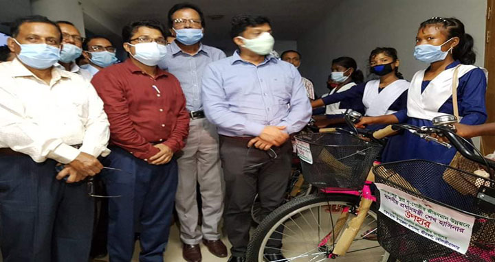 শ্রীমঙ্গলে ক্ষুদ্র নৃ-গোষ্ঠীর ৪০ জন ছাত্রীকে প্রধানমন্ত্রীর উপহার