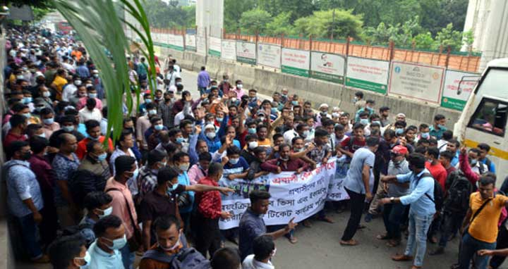 ভিসার মেয়াদ বাড়ানোর দাবিতে সৌদি প্রবাসীদের বিক্ষোভ মিছিল