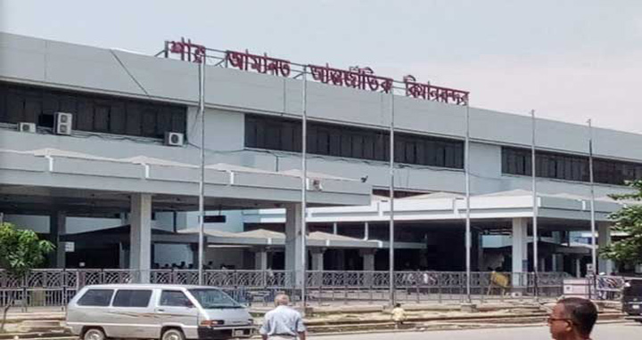 শাহ আমানতে তিন বান্ডিল বিদেশি মুদ্রাসহ যাত্রী আটক