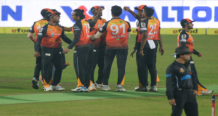 খুলনার বিপক্ষে বরিশালের লড়াকু পুঁজি