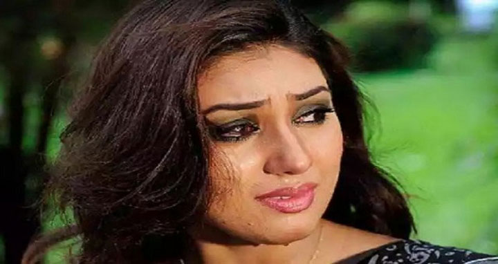অঝোরে কাঁদলেন নায়িকা অপু বিশ্বাস!