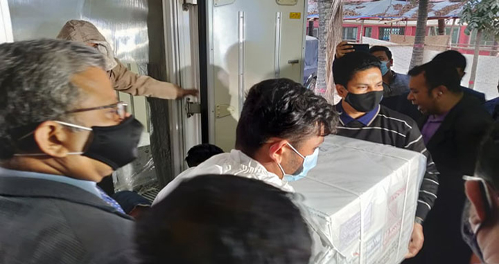 চট্টগ্রামে পৌঁছেছে সাড়ে ৪ লাখের বেশী ডোজ করোনা ভ্যাকসিন