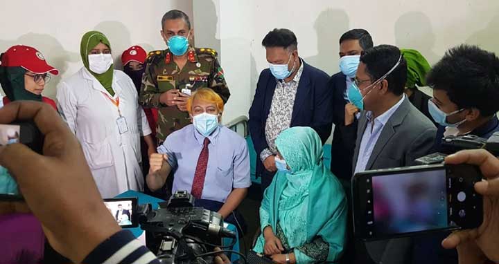 ঢামেকে প্রথম টিকা নিলেন অধ্যাপক ডা. ফাত্তাহ রুমি