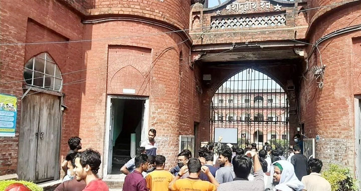এবার তালা ভেঙে হলে ঢুকলেন ঢাবি শিক্ষার্থীরা