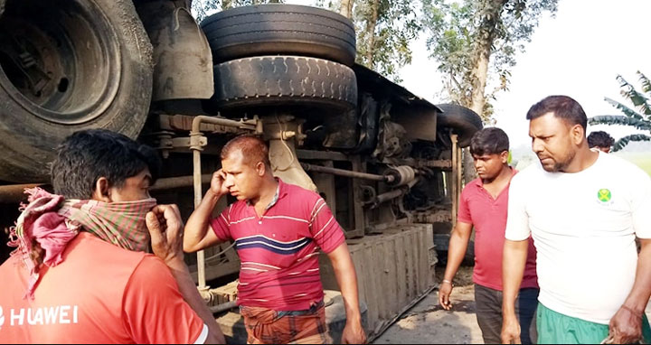 কালীগঞ্জে বাস-ট্রাক সংঘর্ষে নিহত ১০