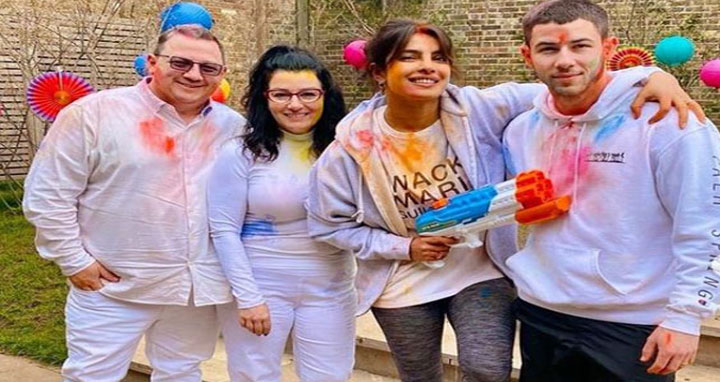 শ্বশুর-শাশুড়ি ও স্বামীকে নিয়ে হোলি উৎসবে প্রিয়াংকা