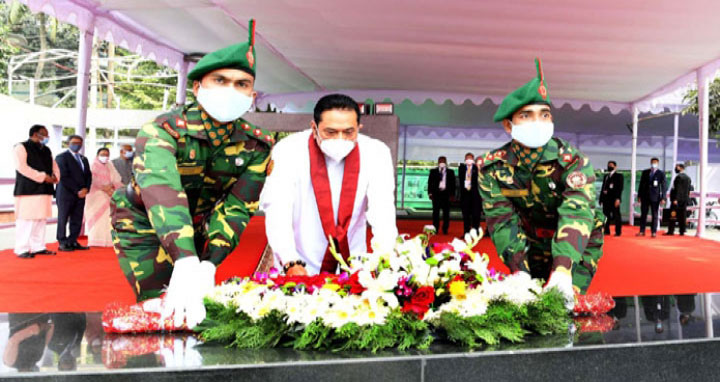 বঙ্গবন্ধুর প্রতিকৃতিতে শ্রীলঙ্কার প্রধানমন্ত্রীর শ্রদ্ধা নিবেদন