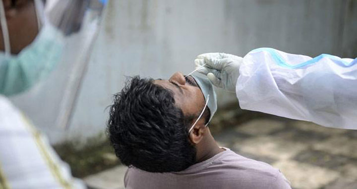 মুম্বাইয়ে জনবহুল এলাকায় করোনা টেস্ট বাধ্যতামূলক