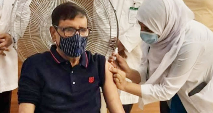 টিকা নিলেন ওবায়দুল কাদের