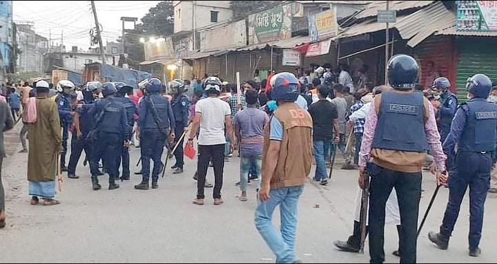 বসুরহাটে সহিংসতার ঘটনায় ৯৮ জনের নামে পুলিশের মামলা