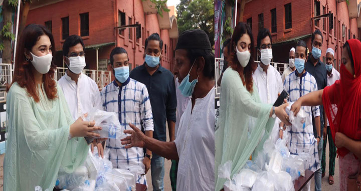 এফডিসিতে ইফতার বিতরণ করলেন অপু বিশ্বাস
