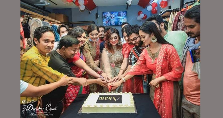 শপিংমলে কেক কাটলেন অপু বিশ্বাস