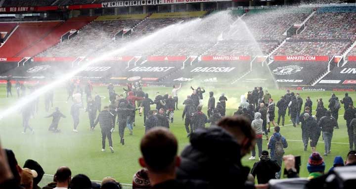 দর্শকদের বিক্ষোভের মুখে ম্যানইউ-লিভারপুল ম্যাচ স্থগিত