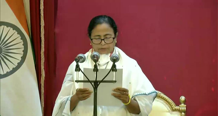 মুখ্যমন্ত্রী পদে টানা তৃতীয়বারের মতো শপথ নিলেন মমতা