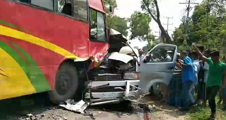 নরসিংদীতে বাস-মাইক্রোবাস সংঘর্ষে তিনজন নিহত, আহত ৫