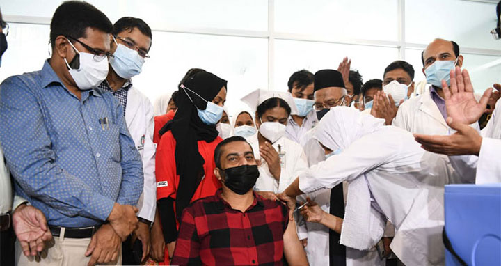 ফাইজার-বায়োএনটেকের টিকা দেয়া শুরু