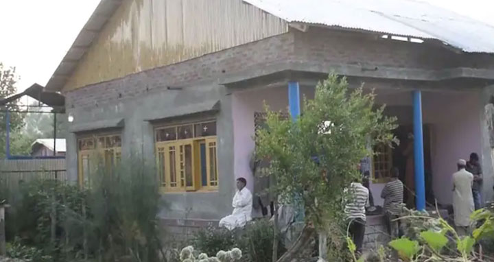 কাশ্মীরে ঘরে ঢুকে স্ত্রীসহ সাবেক পুলিশ কর্মকর্তাকে হত্যা