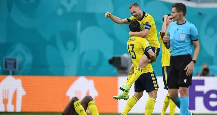 স্লোভাকিয়াকে হারিয়ে শীর্ষে সুইডেন