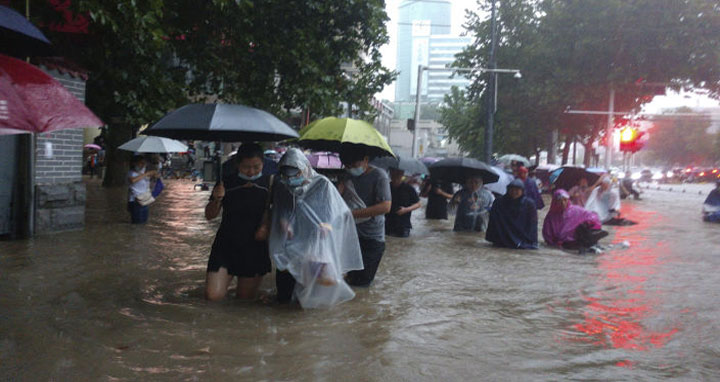 চীনে আকস্মিক বন্যায় ১২ জনের প্রাণহানি