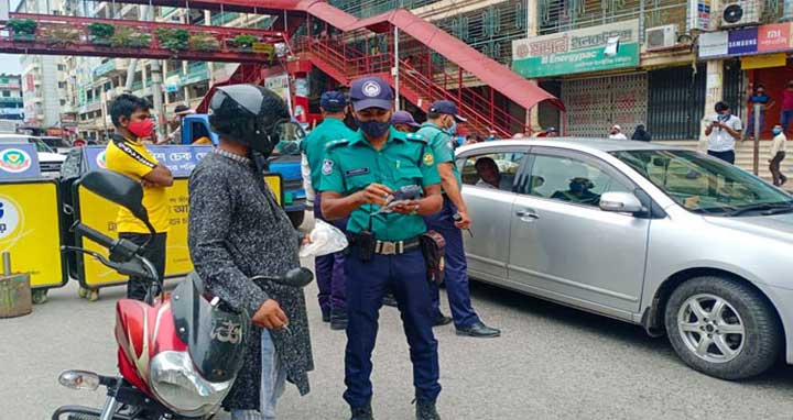 বিধিনিষেধ অমান্য করে বের হওয়ায় মিরপুরে আটক ৩০