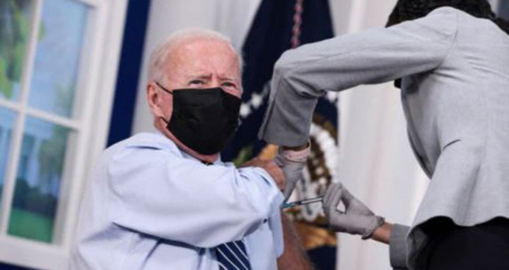 করোনা টিকার বুস্টার ডোজ নিলেন বাইডেন