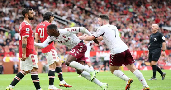 ১২ বছর পর অ্যাস্টন ভিলার কাছে হারলো ম্যানইউ