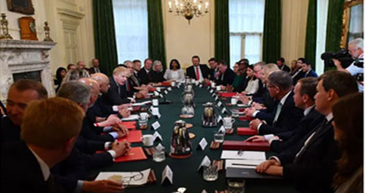 মাস্ক ছাড়াই যুক্তরাজ্যের মন্ত্রিসভার বৈঠক