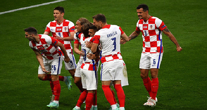 বড় জয় নিয়ে শীর্ষে ক্রোয়েশিয়া