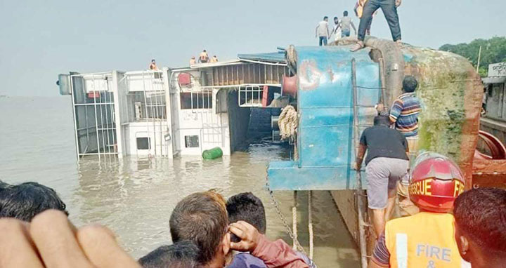 পাটুরিয়া ঘাটে যানবাহনসহ ফেরিডুবি