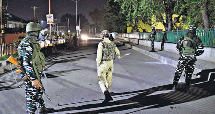 কাশ্মিরে বিচ্ছিন্নতাবাদীদের হামলায় ৩ জন নিহত