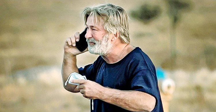 শুটিং সেটে গুলিতে সহকর্মী নিহত হওয়ায় মর্মাহত অ্যালেক বল্ডউইন