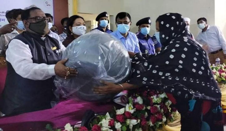 বিএনপি শেখ হাসিনার উন্নয়ন দেখতে পারে না : মানিকগঞ্জে খাদ্যমন্ত্রী